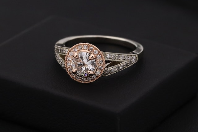 Two-tone diamond engagement ring with round brilliant cut diamond in the center 