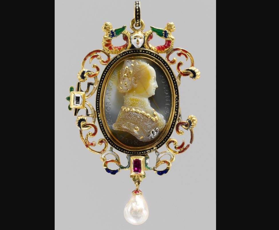 A vintage cameo brooch featuring a carved profile of a woman in ivory.